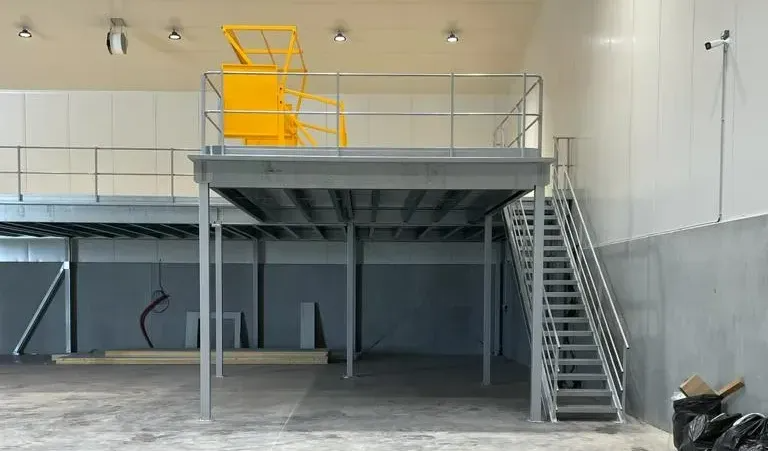 Plateforme mezzanine de stockage